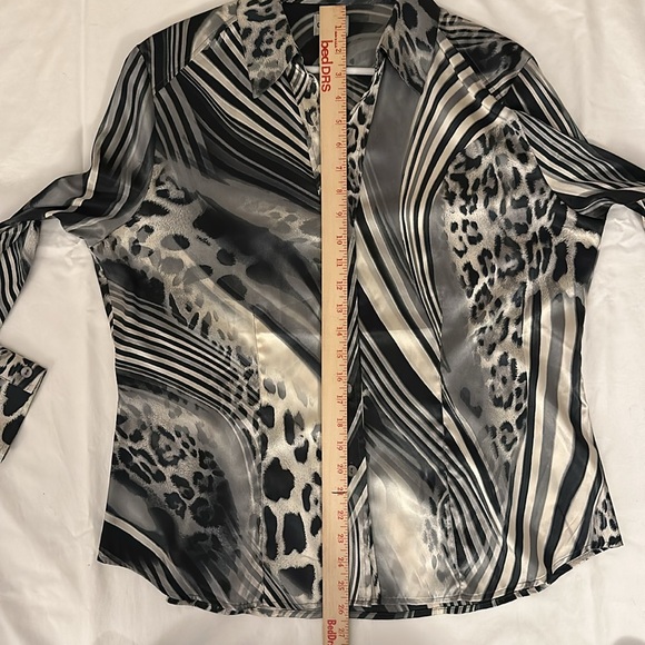 Chico’s Silver Black Animal Print Satin Long Sleeve Button Down Blouse Sz 2 (L) - Picture 6 of 9